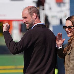 La veille, Kate et William ont fêté leurs 14 ans de mariage

Le prince William et Kate Middleton, connus sous le nom de duc et duchesse de Rothesay lorsqu'ils sont en Écosse, rencontrent les responsables du service public de ferry ainsi que les membres de la communauté qui l'utilisent avant de prendre le ferry pour traverser l'eau jusqu'à l'île d'Iona, le dernier jour de la visite royale sur l'île de Mull, au Royaume-Uni, le 30 avril 2025. Photo par Chown Aaron/PA Photos/ABACAPRESS.COM