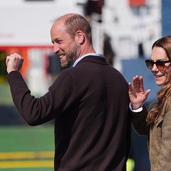 La veille, Kate et William ont fêté leurs 14 ans de mariage

Le prince William et Kate Middleton, connus sous le nom de duc et duchesse de Rothesay lorsqu'ils sont en Écosse, rencontrent les responsables du service public de ferry ainsi que les membres de la communauté qui l'utilisent avant de prendre le ferry pour traverser l'eau jusqu'à l'île d'Iona, le dernier jour de la visite royale sur l'île de Mull, au Royaume-Uni, le 30 avril 2025. Photo par Chown Aaron/PA Photos/ABACAPRESS.COM