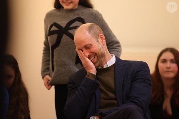 Le prince de Galles a indirectement affirmé que, sans Kate Middleton, il serait perdu.

Le prince William, prince de Galles, participe à un atelier d'humour animé par l'humoriste galloise Kiri Pritchard-McLean à Llandudno, le 25 novembre 2025. Photo par PA Photo/ Bestimage