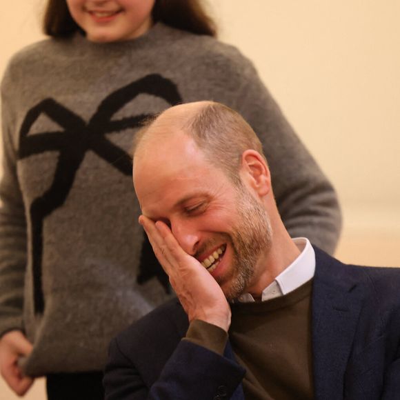Le prince de Galles a indirectement affirmé que, sans Kate Middleton, il serait perdu.

Le prince William, prince de Galles, participe à un atelier d'humour animé par l'humoriste galloise Kiri Pritchard-McLean à Llandudno, le 25 novembre 2025. Photo par PA Photo/ Bestimage