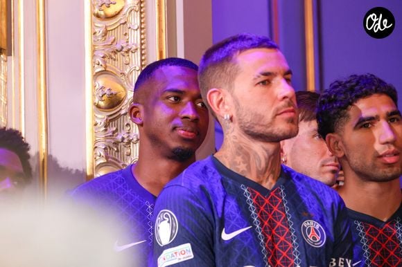 Willian Pacho, Lucas Hernandez et Achraf Hakimi - Emmanuel Macron, président de la République Française et et sa femme, Brigitte Macron reçoivent les joueurs du PSG à l'Elysée après leur victoire en finale de la Ligue Des Champions 2026. © Jack Tribeca/Bestimage