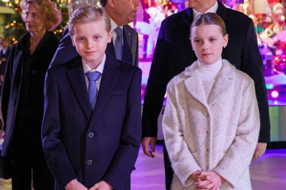 Le prince Albert II de Monaco, la princesse Charlene et leurs enfants la princesse Gabriella et le prince héréditaire Jacques lancent les illuminations de Noël en Principauté, depuis la place du Casino à Monaco, le 29 novembre 2025. La famille princière est accompagnée par Stéphane Valéri, le président délégué de la Société des Bains de Mer de Monaco, et le ministre d'Etat de la Principauté, Christophe Mirmand. © Claudia Albuquerque/Bestimage