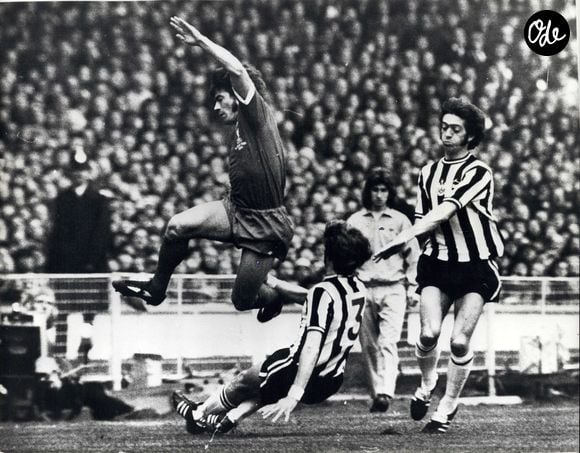 Le 4 mai 1974 - Kevin Keegan, joueur de Liverpool, s’élève dans les airs devant les défenseurs de Newcastle lors de la finale de la Coupe d’Angleterre disputée à Wembley, remportée par Liverpool sur le score de 3-0.

Credit Image: © Keystone Press Agency/ZUMA Press Wire