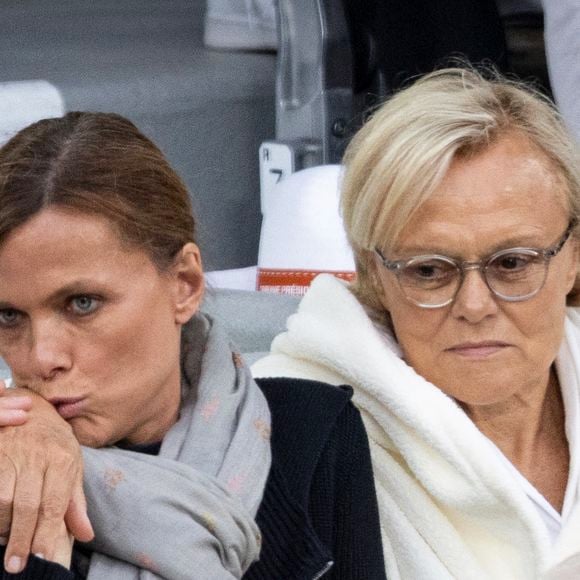 Muriel Robin et sa femme Anne Le Nen dans les tribunes lors de la session du soir des Internationaux de France de Tennis de Roland Garros 2025, à Paris, France, le 4 juin 2025. © Jacovides-Moreau/Bestimage