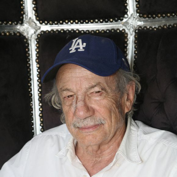 Loin de l'agitation parisienne, c'est aux Portes-en-Ré qu'il a posé ses valises depuis de nombreuses années. 

Patrick Chesnais - 35ème Salon du livre de Cosne-sur-Loire, du 26 au 28 mai 2023