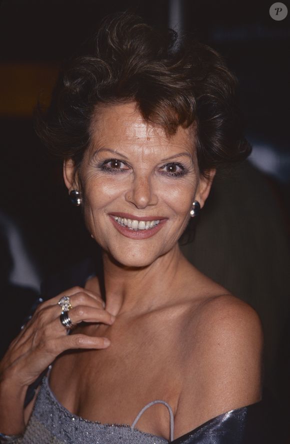 Actrice mythique des années 1960, elle a tourné avec Visconti, Fellini, Verneuil, Brooks et Sergio Leone.

Claudia Cardinale assiste à la première de Tout sur ma mère lors de la soirée d’ouverture de la 37e édition du Festival du film de New York, à l’Avery Fisher Hall du Lincoln Center, à New York, le 24 septembre 1999. @GOFF  / BESTIMAGE