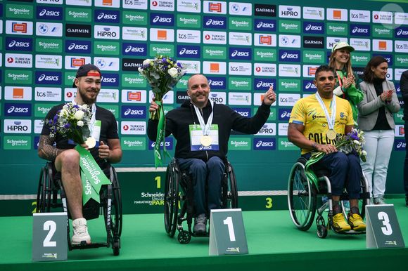 Le médaillé d'or Julien Casoli pose sur le podium à côté du médaillé d'argent Thibaut Daurat et du médaillé de bronze Francisco Sanclemente après avoir franchi la ligne d'arrivée du Marathon de Paris 2025 à Paris le 13 avril 2025. Photo by Firas Abdullah/ABACAPRESS.COM