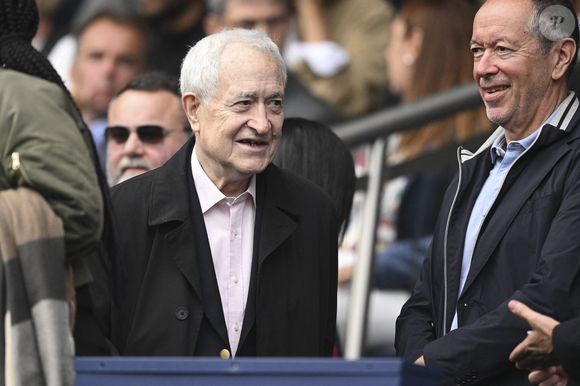 "J’apprends avec beaucoup de tristesse la disparition de Jean Tiberi qui fut quatre mandats durant le maire engagé du 5e arrondissement. 

Jean Tiberi - Célébrités au Match de football en ligue 1 Uber Eats : PSG vs Brest (1-0) au Parc des Princes à Paris, France le 10 Septembre 2022.

© JB Autissier / Panoramic / Bestimage