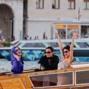 Alors que sa compagne Kylie Jenner était sur place, Timothée a manqué à l’appel, alimentant les spéculations.

Kendall, Kylie et Kris Jenner quittent l'hôtel "Gritti Palace" pour se rendre à l'Arsenal pour le bal "Pyjama Party" qui clôture le mariage de J. Bezos et L. Sanchez à Venise, le 28/06/2025 @Backgrid USA / Bestimage