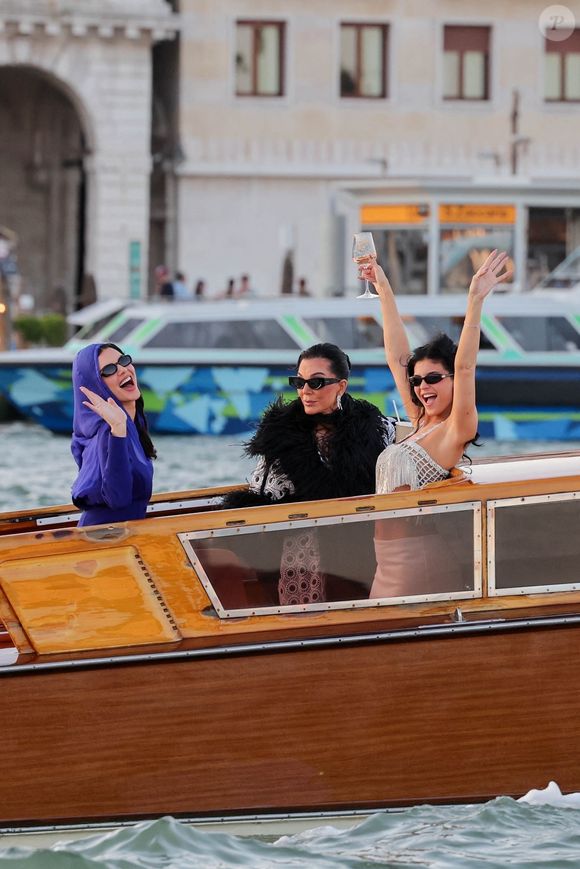 Alors que sa compagne Kylie Jenner était sur place, Timothée a manqué à l’appel, alimentant les spéculations.

Kendall, Kylie et Kris Jenner quittent l'hôtel "Gritti Palace" pour se rendre à l'Arsenal pour le bal "Pyjama Party" qui clôture le mariage de J. Bezos et L. Sanchez à Venise, le 28/06/2025 @Backgrid USA / Bestimage
