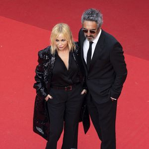 Emmanuelle Béart et son mari Frédéric Chaudier - Montée des marches du film « La plus précieuse des marchandises  » lors du 77ème Festival International du Film de Cannes, au Palais des Festivals à Cannes. Le 24 mai 2024 © Olivier Borde / Pool / Bestimage