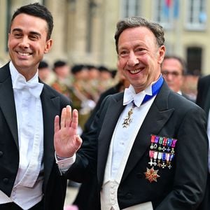 Stéphane Bern et son compagnon Yori Bailleres aux arrivées du dîner de gala des célébrations du changement de trône au Palais grand-ducal du Luxembourg, le 3 octobre 2025. © Christian Liewig/Bestimage
