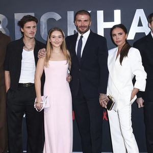 Mia Regan, Romeo Beckham, Cruz Beckham, Harper Beckham, David Beckham, Victoria Beckham, Brooklyn Peltz Beckham et Nicola Peltz Beckham à l'avant-première du documentaire Beckham de Netflix, le 3 octobre 2023, au Cursor Mayfair de Londres. Action Press / Bestimage