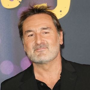 Le compagnon d'Alizée Guinochet adore en effet s'y attabler pour se fondre dans la masse et se sentir comme un simple touriste visitant Paris.

Gilles Lellouche - Avant-première du film "Le Crime du 3e étage" au cinéma Pathé Wepler à Paris le 9 mars 2026. © Coadic Guirec/Bestimage