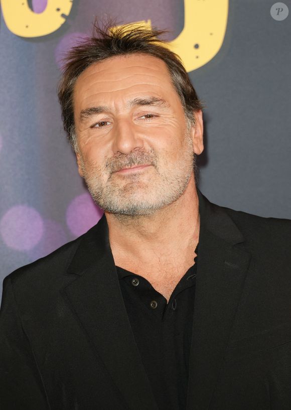 Le compagnon d'Alizée Guinochet adore en effet s'y attabler pour se fondre dans la masse et se sentir comme un simple touriste visitant Paris.

Gilles Lellouche - Avant-première du film "Le Crime du 3e étage" au cinéma Pathé Wepler à Paris le 9 mars 2026. © Coadic Guirec/Bestimage