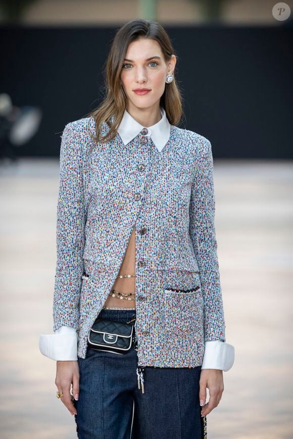 Charlotte Cardin au photocall du défilé Chanel Mode Féminine Prêt-À-Porter Automne/Hiver 2025-2026 lors de la Fashion Week de Paris (PFW) au Grand Palais, à Paris, France, le 11 mars 2025. © Olivier Borde/Bestimage
