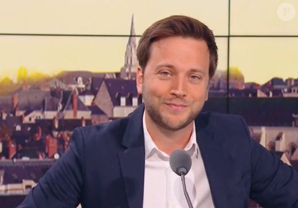 La famille occupe une place centrale dans sa vie professionnelle. Samuel a notamment collaboré avec son frère cadet sur Téléfoot et précise : "Et avec Jordan, nous sommes désormais "en concurrence" puisqu'il traite des questions internationales dans la matinale de LCI !" 

Jordan Ollivier dans l'émission "Apolline Matin" sur RMC.