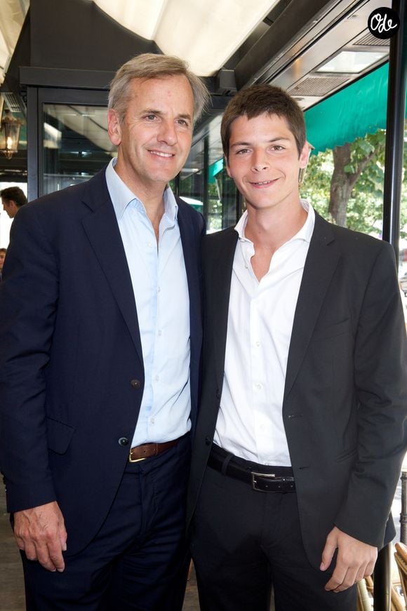 Ensemble, ils ont eu quatre enfants : Caroline, née en 1987, Marc, né en 1988, Rémy, né en 1992, et enfin Nicolas, né en 1993.

Exclusif - Bernard de La Villardière et son fils Nicolas de la Villardière lors de la neuvième édition du déjeuner Pères et fils organisé au café Les Deux Magots à Paris, le 23 juin 2014. JULIO PIATTI / BESTIMAGE