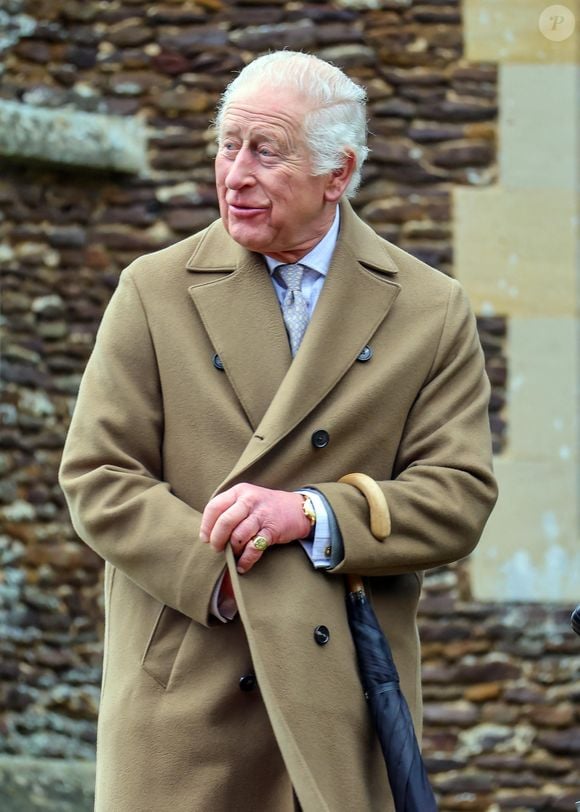 De quoi soulager ses fans 

Le roi Charles III d'Angleterre se rend à la messe de Noël à Sandringham, le 25 décembre 2024.

Photo : Alpha Agency / Bestimage
