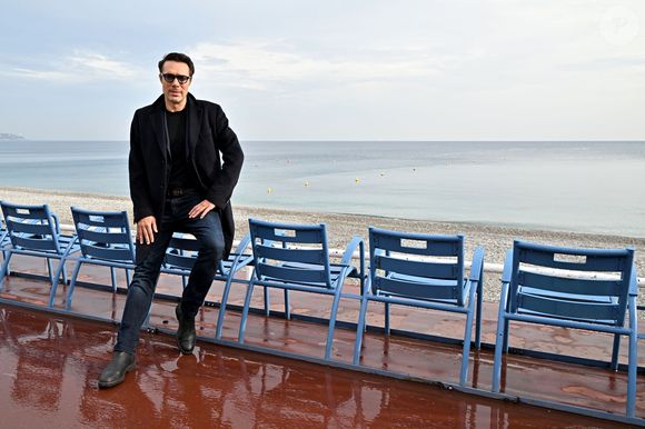 La fille de Nicolas Bedos apparaît de dos avec son papa dans un parc parisien.

Nicolas Bedos lors d'un photocall en extérieur du film "Mascarade" lors de la 4ème édition du festival Cinéroman à Nice le 8 octobre 2022.

© Bruno Bebert / Bestimage