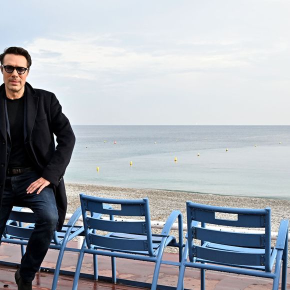 La fille de Nicolas Bedos apparaît de dos avec son papa dans un parc parisien.

Nicolas Bedos lors d'un photocall en extérieur du film "Mascarade" lors de la 4ème édition du festival Cinéroman à Nice le 8 octobre 2022.

© Bruno Bebert / Bestimage