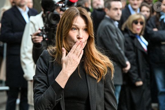 Carla Bruni - Le clan Sarkozy à la sortie du domicile de Nicolas Sarkozy domicile parisien avant son incarcération à la prison de La Santé à Paris, France, le 21 octobre 2025. © Bestimage