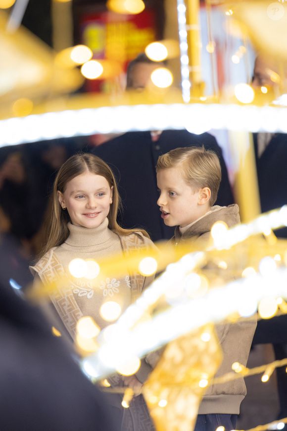 Bien que cadet de sa soeur jumelle Gabriella, dont il est proche, Jacques de Monaco passe premier dans l’ordre successoral et n'aura pas le même destin qu'elle... 

La princesse Gabriella de Monaco, comtesse de Carladès, et le prince Jacques de Monaco, marquis des Baux, lors du lancement des illuminations de Noël organisées par la municipalité de Monaco sur la Place d'Armes le 27 novembre 2025. Crédit Olivier Huitel / Pool / Bestimage