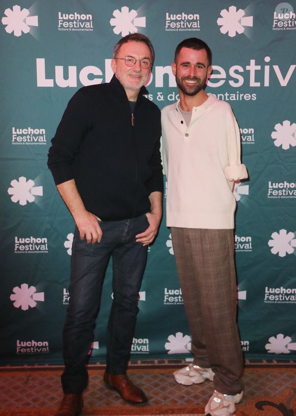4 prix au festival pour le film de Frédéric Lopez "Après la fin" prix du public, meilleur scénario, meilleure fiction meilleur et prix masculin avec le comédien Louis Derungs (amputé des deux bras) lors de la 25ème édition du Festival TV de Luchon, France, le 7 février 2026. © Patrick Bernard/Bestimage