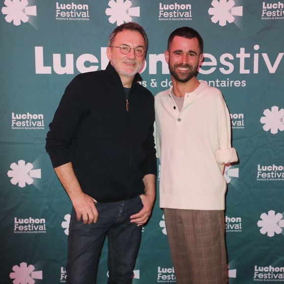 4 prix au festival pour le film de Frédéric Lopez "Après la fin" prix du public, meilleur scénario, meilleure fiction meilleur et prix masculin avec le comédien Louis Derungs (amputé des deux bras) lors de la 25ème édition du Festival TV de Luchon, France, le 7 février 2026. © Patrick Bernard/Bestimage