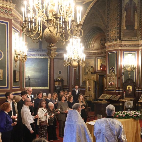 La cérémonie s'est déroulée en la cathédrale Saint-Alexandre-Nevsky

Exclusif - Macha Meril aux obsèques de sa soeur la princesse Hélène Gagarine en la cathédrale Saint-Alexandre-Nevsky, à Paris, France, le 20 août 2025. © Denis Guignebourg/Bestimage