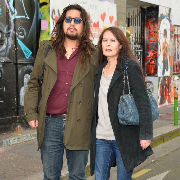Lulu Gainsbourg et sa mère Bambou devant le 5 bis, rue de Verneuil lors du lancement officiel de l'association Serge Gainsbourg au cabaret Don Camilo à Paris, le 2 avril 2017. © Guirec Coadic/Bestimage
