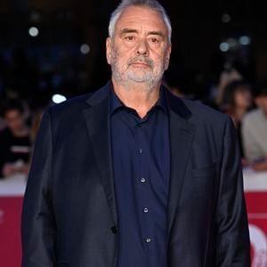 Très élégante, l'avocate portait une robe noire à col chemise avec lavallière en satin ainsi qu'un sac Hermès noir et des escarpins à plateforme, tandis que son compagnon avait opté pour un costume classique bleu marine.

Luc Besson à la première du film "Dracula" de L.Besson lors de la 20ème édition du festival du film de Rome le 24 octobre 2025. SGP / BESTIMAGE