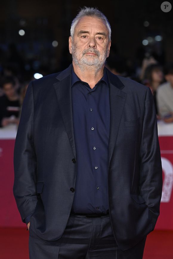 Très élégante, l'avocate portait une robe noire à col chemise avec lavallière en satin ainsi qu'un sac Hermès noir et des escarpins à plateforme, tandis que son compagnon avait opté pour un costume classique bleu marine.

Luc Besson à la première du film "Dracula" de L.Besson lors de la 20ème édition du festival du film de Rome le 24 octobre 2025. SGP / BESTIMAGE