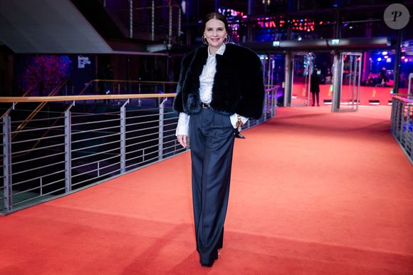 Juliette Binoche, actrice, se tient sur le tapis rouge lors de la première du film "Queen at Sea" au 76e Festival international du film de Berlin, le 17 février 2026, Berlin. Photo : Christoph Soeder/Dpa/Abaca