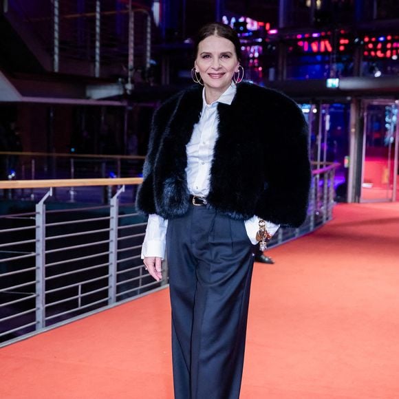 Juliette Binoche, actrice, se tient sur le tapis rouge lors de la première du film "Queen at Sea" au 76e Festival international du film de Berlin, le 17 février 2026, Berlin. Photo : Christoph Soeder/Dpa/Abaca