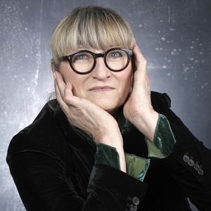 "JE VIS ENFIN, pour de VRAI, seule avec mon mari et mes animaux, dans l’austérité magnifique du maquis avec quelques amis corses, assez pour faire des dîners funs... et rire, surtout rire. J’ai plus de potes en 3 ans à Occhiatana (ndlr : le village compte 245 habitants selon Wikipédia) qu’en 63 ans à Paris !!!"

Portrait de Christine Bravo lors de l'enregistrement de l'émission "Chez Jordan". Le 16 janvier 2023
© Cédric Perrin / Bestimage