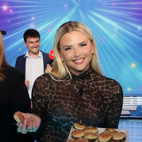 Exclusif - Kelly Vedovelli, sur le plateau de l'émission " TPMP " La dernière sur C8, présentée par C.Hanouna et diffusée en direct sur C8, Paris, France, le 27 février 2025. © Jack Tribeca / Bestimage