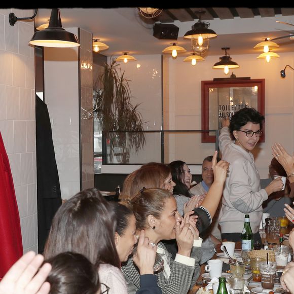 Exclusif - Rachida Dati avec sa famille et ses proches lors d'un brunch familial à la brasserie Le Comptoir Principal dans le 15ème arrondissement à Paris le 26 janvier 2020. Ses cinq soeurs Fatiha, Nadia, Malika, Noura, Najat et son frère étaient présents. En bas à gauche de l'image, sa fille Zohra de dos.

© Alain Guizard / Bestimage