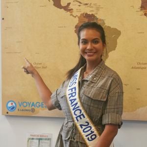 Vaimalama Chaves montre sur le carte du mondre l'Île de Tahiti en Polynésie française ou elle est née Agence / Bestimage