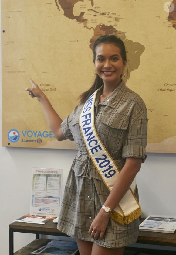 Vaimalama Chaves montre sur le carte du mondre l'Île de Tahiti en Polynésie française ou elle est née Agence / Bestimage