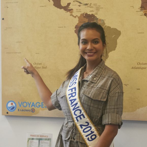 Vaimalama Chaves montre sur le carte du mondre l'Île de Tahiti en Polynésie française ou elle est née Agence / Bestimage