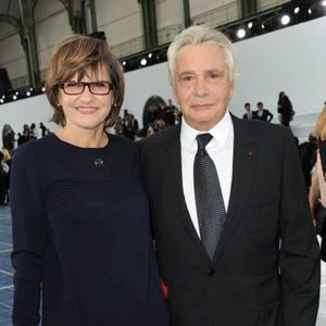 Désirant avant tout du calme et de la discrétion, l'interprète du titre "Les lacs du Connemara" serait quelqu'un de "très casanier". "Il a une vie de moine", confie un habitant. 

Michel Sardou et sa femme Anne-Marie Perier au défilé Chanel, au Grand Palais, à Paris, le 2 octobre 2012.