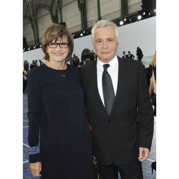 Désirant avant tout du calme et de la discrétion, l'interprète du titre "Les lacs du Connemara" serait quelqu'un de "très casanier". "Il a une vie de moine", confie un habitant. 

Michel Sardou et sa femme Anne-Marie Perier au défilé Chanel, au Grand Palais, à Paris, le 2 octobre 2012.