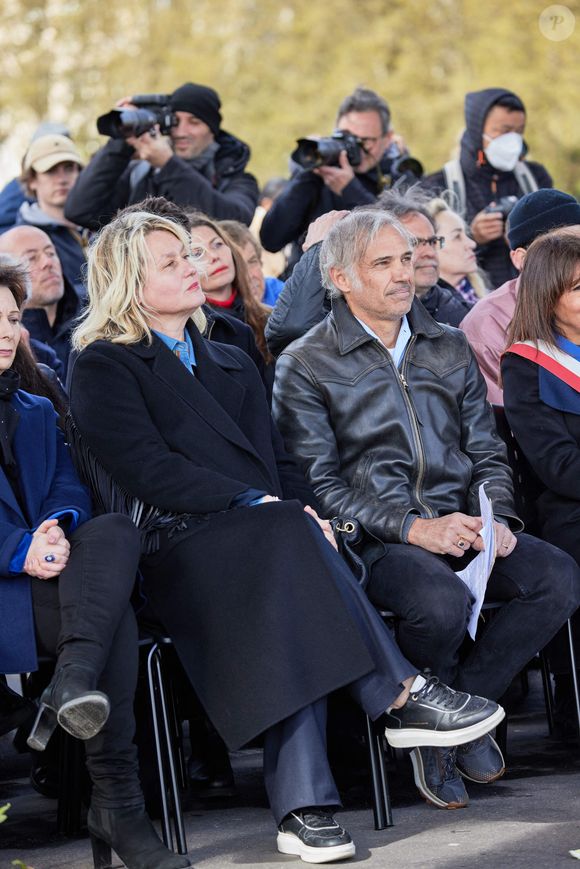 Luana Belmondo et Paul Belmondo - Inauguration de "La promenade Jean-Paul Belmondo" au terre-plein central du pont de Bir-Hakeim, ouvrage public communal situé sous le viaduc du métro aérien, à Paris (15e, 16e) le 12 avril 2023.  © Cyril Moreau/Bestimage