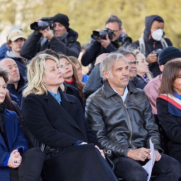 Luana Belmondo et Paul Belmondo - Inauguration de "La promenade Jean-Paul Belmondo" au terre-plein central du pont de Bir-Hakeim, ouvrage public communal situé sous le viaduc du métro aérien, à Paris (15e, 16e) le 12 avril 2023.  © Cyril Moreau/Bestimage