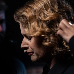 "Mon mari, qui n'est plus mon mari", a-t-elle glissé à l'antenne.

Exclusif - Elodie Poux - Backstage avec les invités pour l'enregistrement de l'émission "La chanson secrète N°14", présentée par N.Aliagas et diffusée le 26 décembre sur TF1, à Paris, France, le 9 décembre 2025. © Jacovides-Moreau/Bestimage