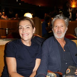 Mariés en 2007, ils ont accueilli leur fils Jules en 2008.
Antoine de Caunes et sa femme Daphné Roulier lors de la générale du spectacle musical "Singin' in the rain" au théâtre du Lido à Paris le 17 septembre 2026. © Coadic Guirec / Bestimage