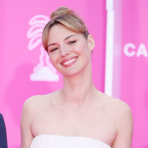 Forte de cette expertise, elle préside aujourd'hui le jury du prix Her Art au Grand Palais.

Louise Bourgoin au photocall de la soirée d'ouverture du festival Canneseries saison 8 au palais des festivals à Cannes le 24 avril 2025.

© Denis Guignebourg / Bestimage