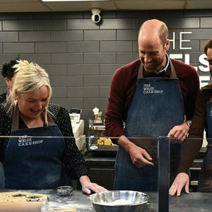 Le prince William, prince de Galles, et Catherine (Kate) Middleton, princesse de Galles, préparent des gâteaux gallois au Welsh Cake Shop à Pontypridd, le 26 février 2025. 
Julien Burton / Bestimage