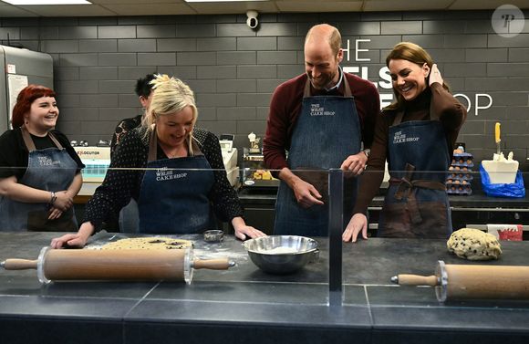 Le prince William, prince de Galles, et Catherine (Kate) Middleton, princesse de Galles, préparent des gâteaux gallois au Welsh Cake Shop à Pontypridd, le 26 février 2025. 
Julien Burton / Bestimage